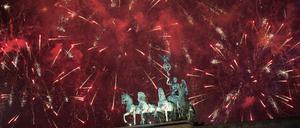 01.01.2024, Berlin: Feuerwerk zum Jahreswechsel steigt während der Feier «Silvester am Brandenburger Tor» hinter dem Brandenburger Tor auf. Foto: Sebastian Christoph Gollnow/dpa +++ dpa-Bildfunk +++