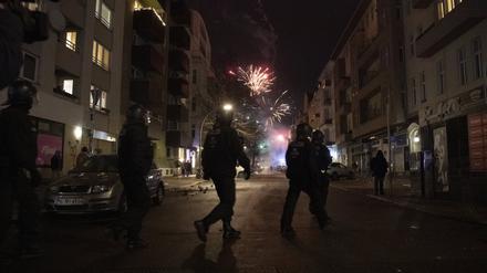 Es blieb weitgehend ruhig: Einsatzkräfte der Polizei in der Silvesternacht 2023 in Berlin.
