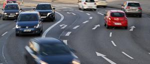 Insgesamt können sich in großen Städten und Ballungszentren mehr Menschen vorstellen, auf das eigene Auto zu verzichten, wie die Umfrage ergab. 
