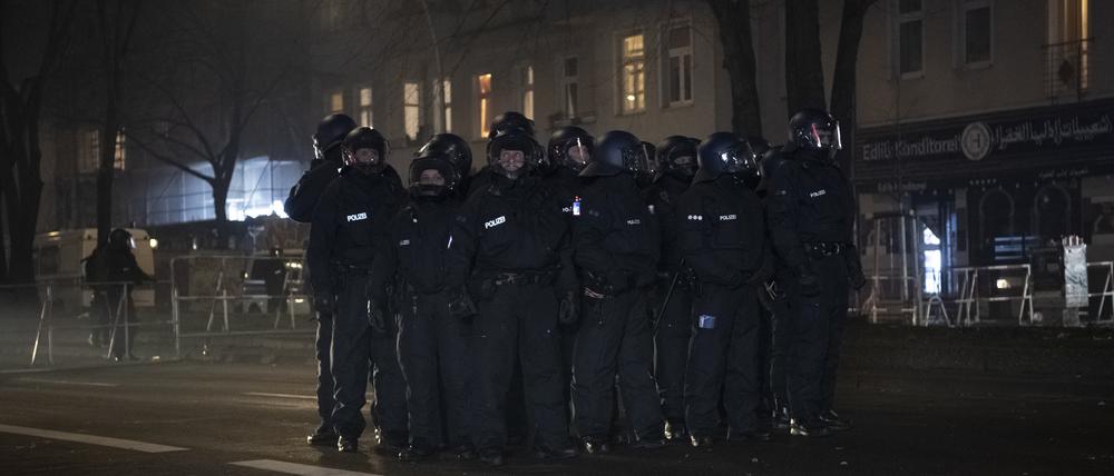 Polizeibeamte stehen auf der Sonnenallee.