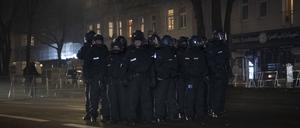 Polizeibeamte stehen auf der Sonnenallee.