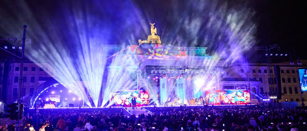 Tausende feierten 2023 bei „Celebrate at the Gate“ am Brandenburger Tor und hören Musik verschiedener Künstler. 
