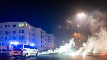 Ein Einsatzfahrzeug der Berliner Polizei in der Silvesternacht.