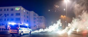 Jahreswechsel 2023/2024 in Berlin. Ein Einsatzfahrzeug der Berliner Polizei in der Silvesternacht.