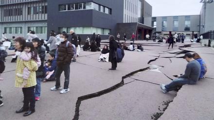 Nach dem Erdbeben zeigen sich Risse im Asphalt in der japanischen Stadt Wajima in der Präfektur Ishikawa.