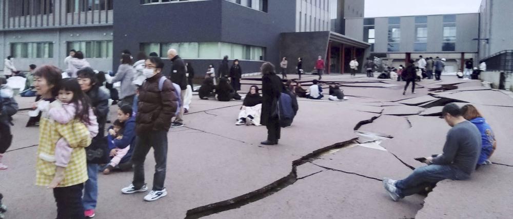 Nach dem Erdbeben zeigen sich Risse im Asphalt in der japanischen Stadt Wajima in der Präfektur Ishikawa.