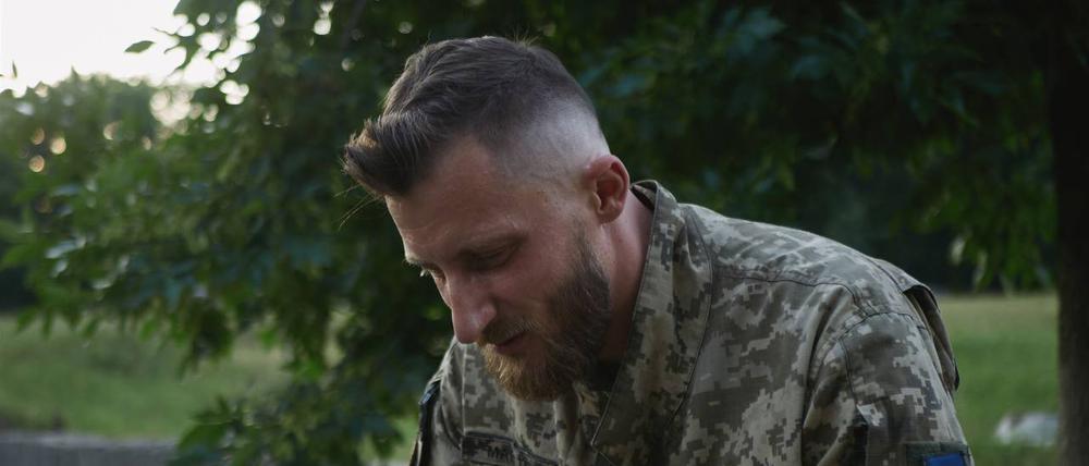 Der Rockabilly-Musiker Oleksandr Remez, jetzt ukrainischer Soldat. 