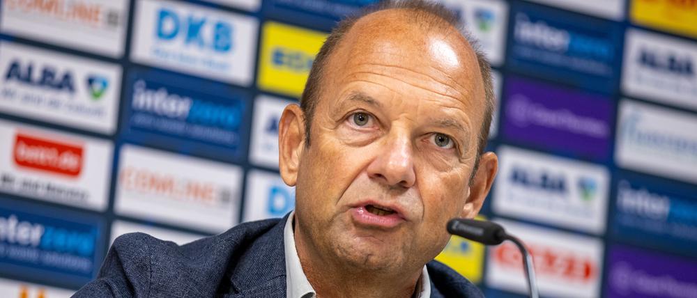 ARCHIV - 25.09.2023, Berlin: Basketball: Bundesliga, Saisonauftakt-Pressekonferenz bei Alba Berlin. Geschäftsführer Marco Baldi spricht zu den Medienvertretern. Baldi ärgerte sich über die Chemnitzer. (zu dpa: «Alba-Manager Baldi kritisiert Chemnitz: «War ein Ringkampf»») Foto: Andreas Gora/dpa +++ dpa-Bildfunk +++