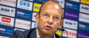 ARCHIV - 25.09.2023, Berlin: Basketball: Bundesliga, Saisonauftakt-Pressekonferenz bei Alba Berlin. Geschäftsführer Marco Baldi spricht zu den Medienvertretern. Baldi ärgerte sich über die Chemnitzer. (zu dpa: «Alba-Manager Baldi kritisiert Chemnitz: «War ein Ringkampf»») Foto: Andreas Gora/dpa +++ dpa-Bildfunk +++