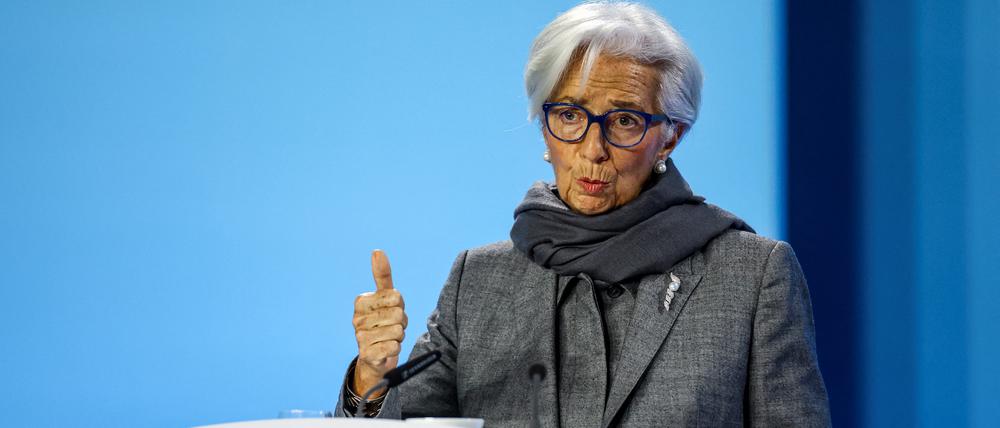 In ihrer letzten Ratssitzung im Dezember gab die EZB, um Präsidentin Christine Lagarde, bekannt, die Zinsen auf ihrem aktuellen Niveau von 4,5 Prozent zu belassen. 