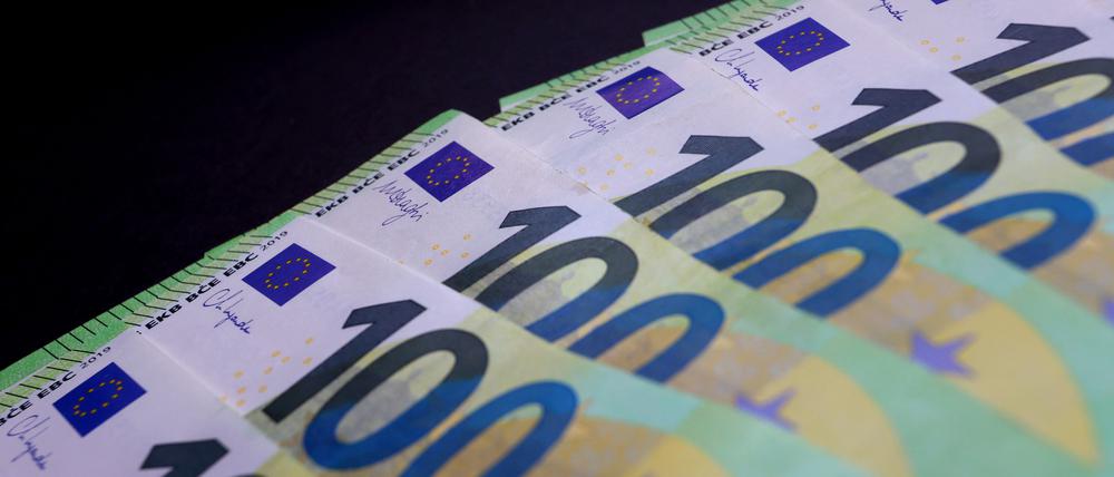 100-Euro Banknoten liegen auf einem Tisch.