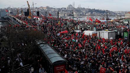 Menschen versammeln sich auf der Galata-Brücke in Solidarität mit den Palästinensern, inmitten des andauernden Konflikts zwischen Israel und der Hamas.