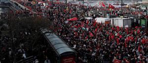 Menschen versammeln sich auf der Galata-Brücke in Solidarität mit den Palästinensern, inmitten des andauernden Konflikts zwischen Israel und der Hamas.