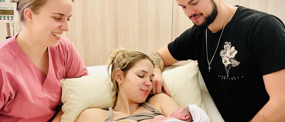 Potsdams Neujahrsbaby 2024 heißt Elias. Auf dem Bild Hebamme Justine Schultz, Mama Justine, Baby Elias und Papa Björn Böhme Hackmack.