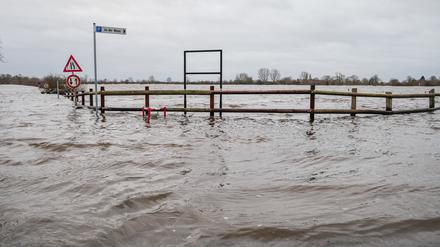 01.01.2024, Niedersachsen, Achim: Das Hochwasser der Weser steht auf den Wiesen in Achim-Baden. Zahlreiche Helfer sind im Landkreis Verden unterwegs, um Deiche zu sichern und Wohngebiete vor dem Hochwasser von Aller, Weser und Wümme zu schützen.
