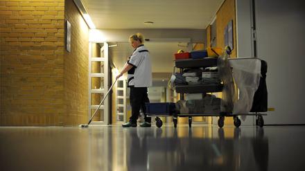 Da ist das Geld hart erarbeitet: eine Reinigungskraft in einem Berliner Krankenhaus.