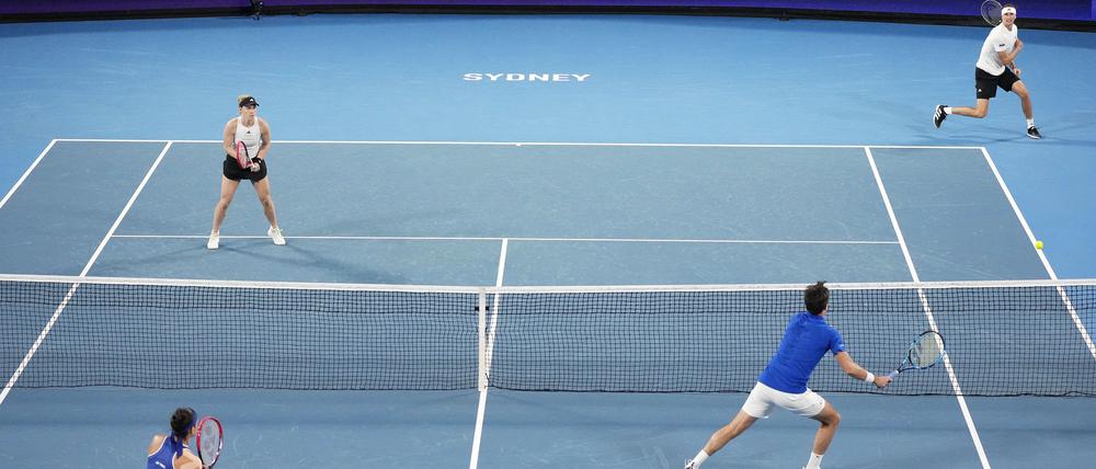 Das war knapp. Kerber und Zverev (hinten im Bild) hatten im Mixed sogar schon Matchball.