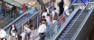 Die alten Rolltreppen im Hauptbahnhof Potsdam waren defekt und mussten ausgetauscht werden.