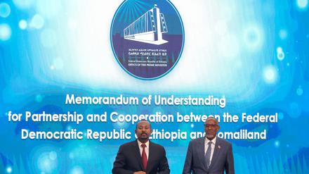 Der somalische Präsident Muse Bihi Abdi (r.) und der äthiopische Premierminister Abiy Ahmed (l.) unterzeichnen das „Memorandum of Understanding“.