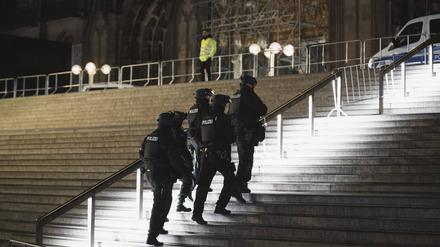 Polizisten gehen Richtung Kölner Dom.
