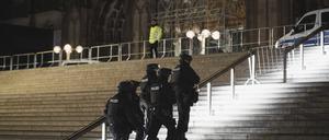 Polizisten gehen Richtung Kölner Dom.
