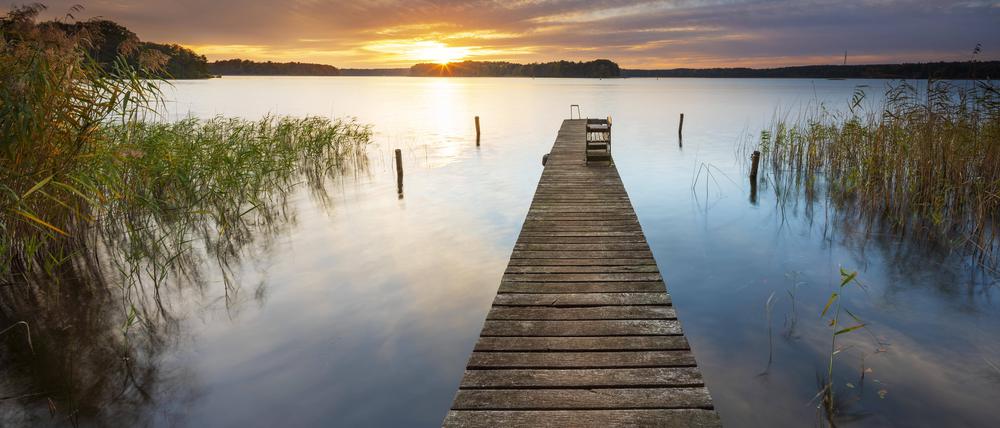 Sonnenuntergang am Großen Lychensee, Holzsteg im Schilf, Lychen, Brandenburg, Deutschland, Europa *** Sunset at the Großer Lychensee, wooden footbridge in the reeds, Lychen, Brandenburg, Germany, Europe Copyright: imageBROKER/AndreasxVitting iblavi07191577.jpg Bitte beachten Sie die gesetzlichen Bestimmungen des deutschen Urheberrechtes hinsichtlich der Namensnennung des Fotografen im direkten Umfeld der Veröffentlichung!