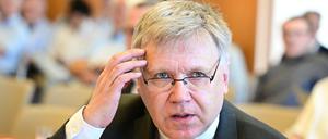 Der Berliner Landeswahlleiter Stefan Bröchler sitzt vor dem Beginn der mündlichen Verhandlung des Zweiten Senats im Verfahren über die Wahlprüfungsbeschwerde im Verhandlungssaal.