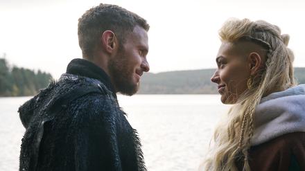 König Arthur (Iain De Caestecker, l.) ist der Winter-König. 