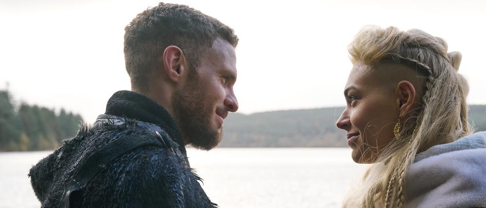 König Arthur (Iain De Caestecker, l.) ist der Winter-König. 