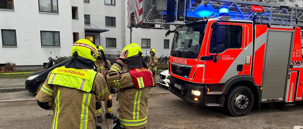 Die Berliner Feuerwehr bei ihrem Einsatz im Theodor-Loos-Weg in Berlin-Gropiusstadt.