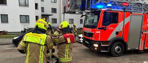 Die Berliner Feuerwehr bei ihrem Einsatz im Theodor-Loos-Weg in Berlin-Gropiusstadt.