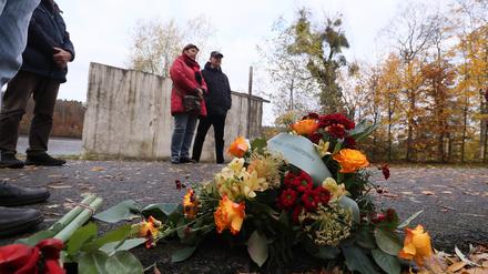 Potsdam, 09.11.2021 / Lokales / Coronakrise / Mauergedenksttte, Griebnitzsee, Gednken an die Opfer der Mauer, Kranz, Blumen, Foto: Ottmar Winter PNN ACHTUNG: Foto ist ausschlie§lich fr redaktionelle Berichterstattung der PNN und des TGSP! Eine kommerzielle Nutzung, z.B. Werbung, ist ausgeschlossen. Die Weitergabe an nicht autorisierte Dritte, insbesondere eine weitergehende Vermarktung ber Bilddatenbanken, ist unzulssig.