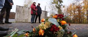 Potsdam, 09.11.2021 / Lokales / Coronakrise / Mauergedenksttte, Griebnitzsee, Gednken an die Opfer der Mauer, Kranz, Blumen, Foto: Ottmar Winter PNN ACHTUNG: Foto ist ausschlie§lich fr redaktionelle Berichterstattung der PNN und des TGSP! Eine kommerzielle Nutzung, z.B. Werbung, ist ausgeschlossen. Die Weitergabe an nicht autorisierte Dritte, insbesondere eine weitergehende Vermarktung ber Bilddatenbanken, ist unzulssig.