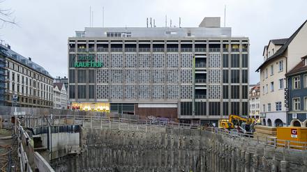 Baugrube in der Steinstraße 18-22 in Stuttgart. Der Abriss eines Gebäudekomplexes, der Teil des Warenhauses Galeria Kaufhof war, schafft Platz für eine städtebauliche Neuordnung.