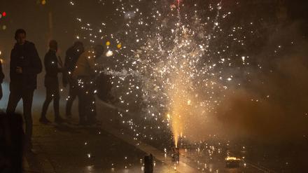 Nordrhein-Westfalen, Duisburg: Feuerwerk wird gezündet auf der Wanheimer Straße in Hochfeld. 