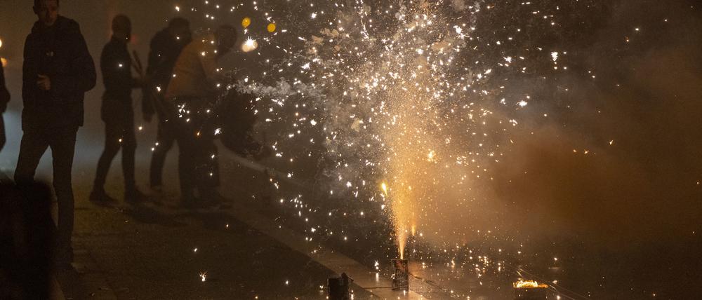 Nordrhein-Westfalen, Duisburg: Feuerwerk wird gezündet auf der Wanheimer Straße in Hochfeld.