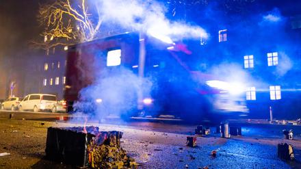 Ein Rettungswagen der Berliner Feuerwehr während einer Einsatzfahrt in der Silvesternacht.