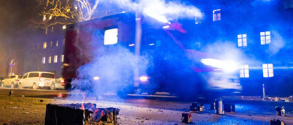 Ein Rettungswagen der Berliner Feuerwehr bei einer Einsatzfahrt in der Silvesternacht.