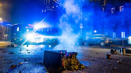 Ein Rettungswagen der Berliner Feuerwehr wärend einer Einsatzfahrt in der Silvesternacht.