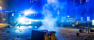 Ein Rettungswagen der Berliner Feuerwehr während einer Einsatzfahrt in der Silvesternacht
