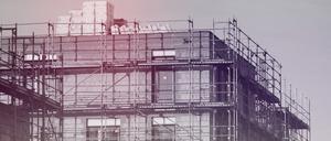 Hohe Zinsen und steigende Baukosten lähmen den Wohnungsbau in Deutschland.