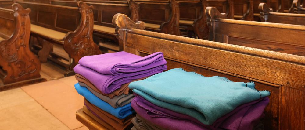 Bestes Handtuchmaterial. Die Wolldecken liegen aus für fröstelnde Kirchenbesucher, eignen sich aber auch für Reservierungszwecke.