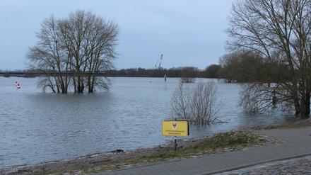 29.12.2023, Brandenburg, Wittenberge: Im Nedwighafen am Elbufer stehen sonst Camper und Wohnwagen. Jetzt ist die Fläche von Wasser und Schlamm überflutet. Laut Vorhersage wird am Freitagabend ein Pegel von 5,45 Metern erwartet. Er soll bis Neujahr auf 6,15 Meter steigen. Foto: Oliver Gierens/dpa +++ dpa-Bildfunk +++
