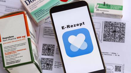 Mit dem Handy in die Apotheke. Die App ist eine Möglichkeit, das E-Rezept einzulösen, leichter geht es mit der Gesundheitskarte. 