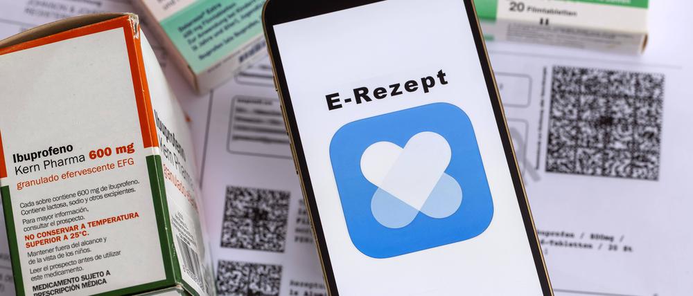 Mit dem Handy in die Apotheke. Die App ist eine Möglichkeit, das E-Rezept einzulösen, leichter geht es mit der Gesundheitskarte. 