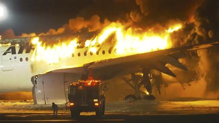 Dieses Videostandbild zeigt ein Passagierflugzeug, das bei der Landung auf dem Tokioter Flughafen Haneda in Brand geraten ist.