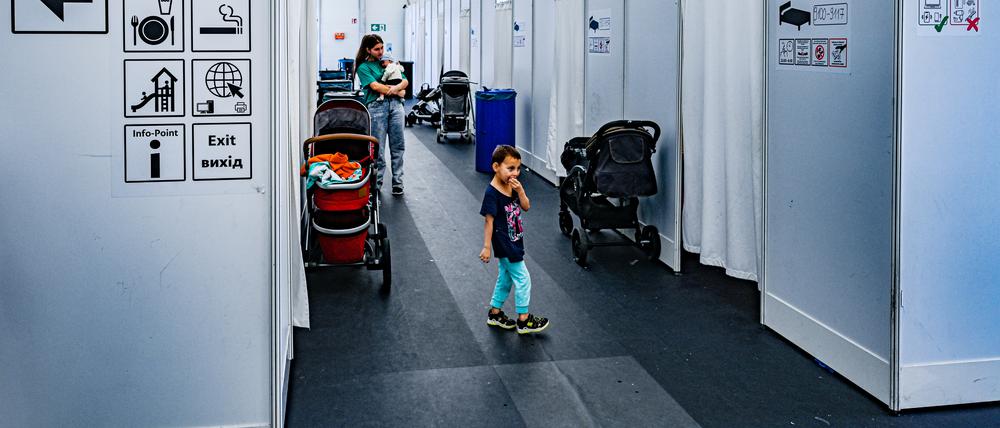 Ukraine Ankunftszentrum (UA-TXL), Fluechtlinge nutzen das Fluechtlingslager am ehemaligen Flughafen Tegel in Berlin.