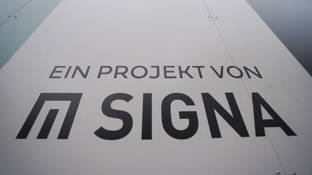 Das Logo und der Schriftzug der Signa-Gruppe ist an einem Schild zu sehen. 