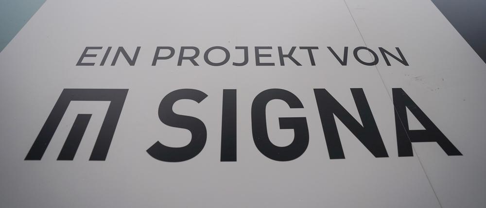 Das Logo und der Schriftzug der Signa-Gruppe ist an einem Schild zu sehen.
