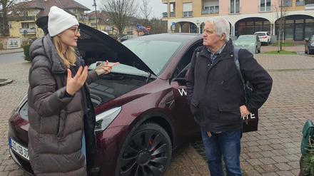 Werner Klink, ein 72-jähriger früherer Geologe aus Storkow, gehört zu den Tesla-Kritikern. Er diskutierte bei der „Roadshow“ mit einer Tesla-Mitarbeiterin.